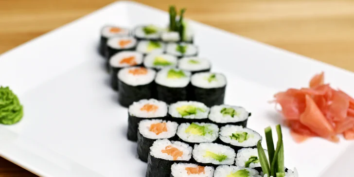30% sleva na jídlo i nápoje v karlínské restauraci Fuku wok & sushi: saláty, tradiční polévky, nudle i sushi