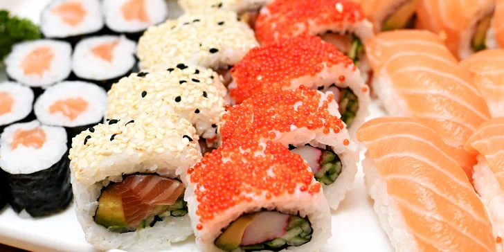 Nabité sushi sety v centru Prahy: 24–72 rolek, miso polévky, závitky i wakame