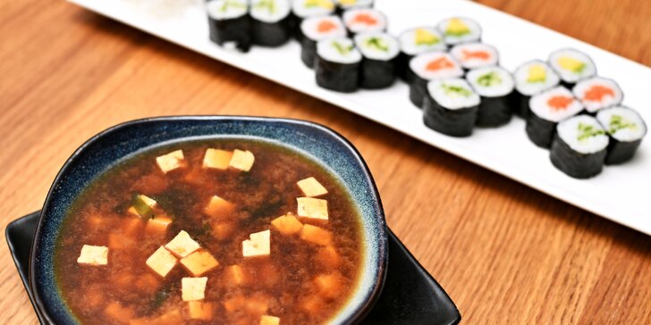 Nabité sushi sety v centru Prahy: 24–72 rolek, miso polévky, závitky i wakame