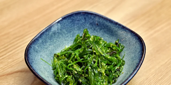 Asijské menu v Karlíně pro 2: kachna osmi pokladů, jarní závitky, wakame salát i víno