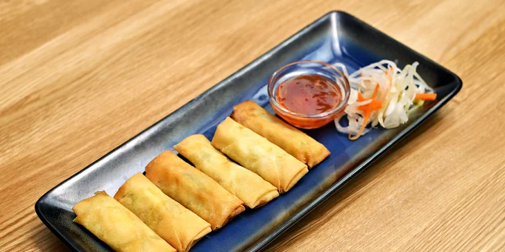 30% sleva na jídlo i nápoje v karlínské restauraci Fuku wok & sushi: saláty, tradiční polévky, nudle i sushi