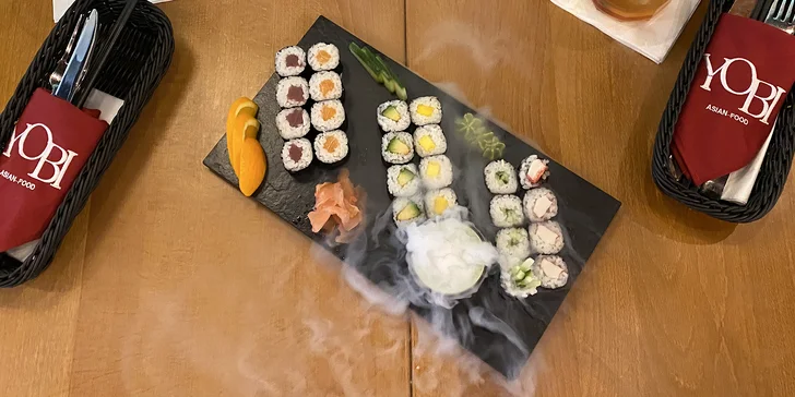 Sety až 54 ks sushi: maki, nigiri i speciální rolky podávané na suchém ledu