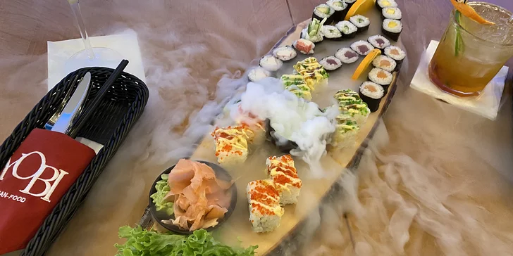 Sety až 54 ks sushi: maki, nigiri i speciální rolky podávané na suchém ledu