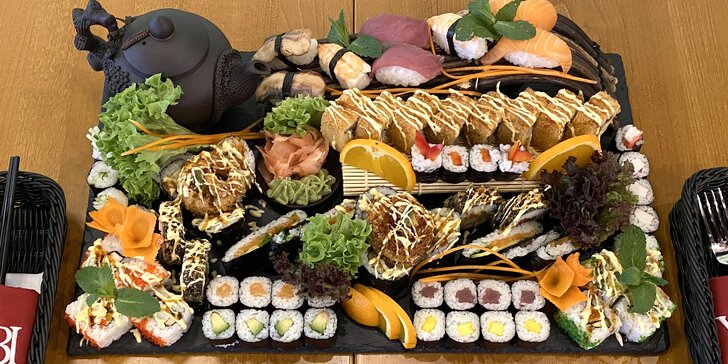 74 kousků pestrého sushi s rybami i zeleninou na suchém ledu