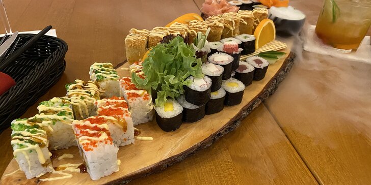 Sety 40 nebo 74 kousků pestrého sushi s rybami i zeleninou na suchém ledu