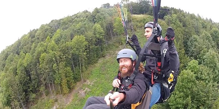 Vyleťte až do oblak: paraglidingový tandemový let na míru