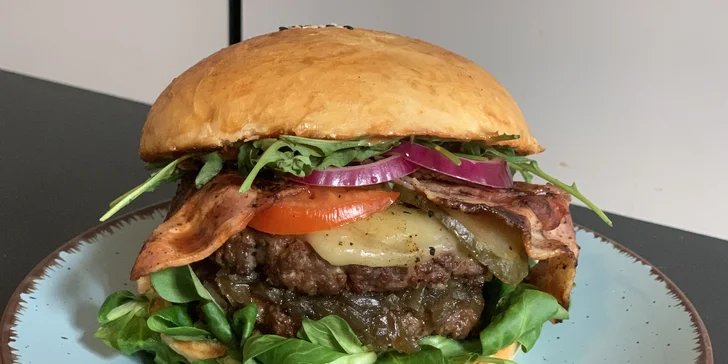 Burger podle výběru z 5 druhů včetně vege, hranolky a domácí limonáda pro 1 i 2 osoby