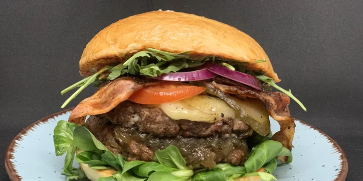 Burger podle výběru z 5 druhů včetně vege, hranolky a domácí limonáda pro 1 i 2 osoby