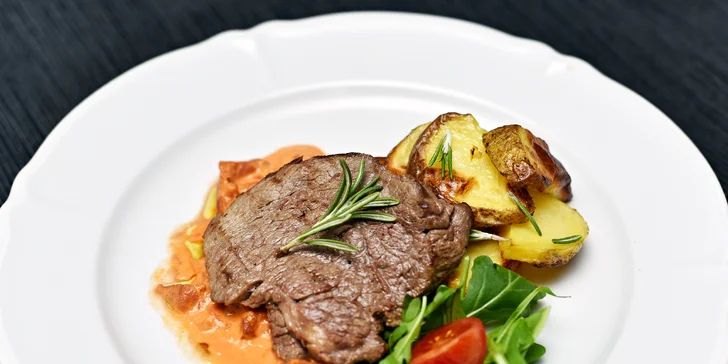 5chodové středomořské menu pro 2 osoby: carpaccio, flank steak, panenka i semifreddo