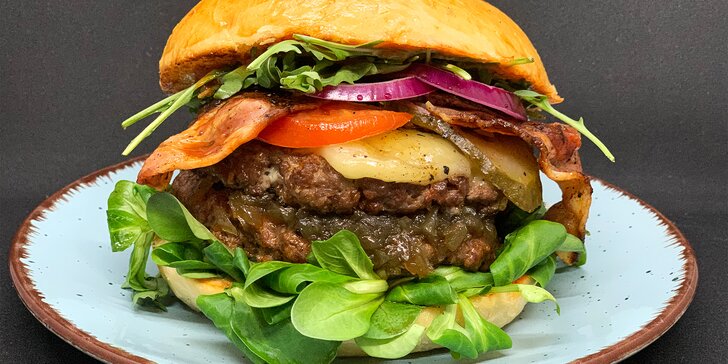 Burger s 250 g hovězího masa z farmy, hranolky a coleslaw pro 1 či 2 osoby