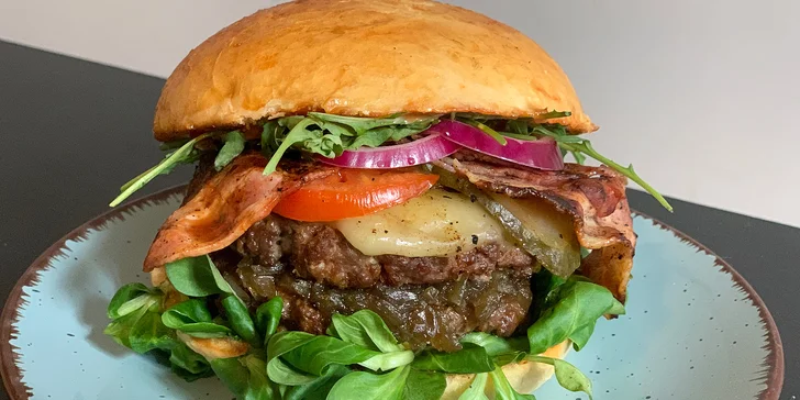 Burger s 250 g hovězího masa z farmy, hranolky a coleslaw pro 1 či 2 osoby