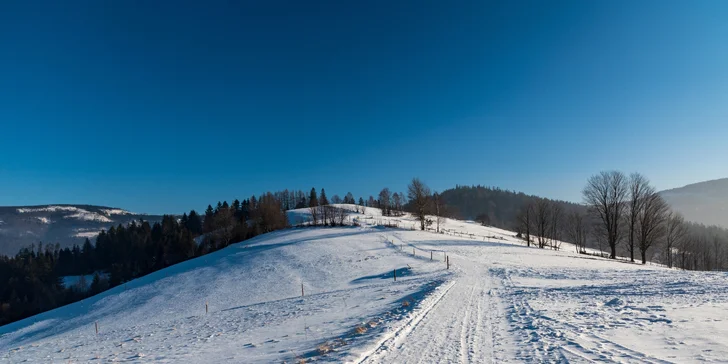Navštíviť možno aj menšie stredisko Skolnity, kde vás čaká lyžovanie na dvoch kilometrových zjazdovkách.