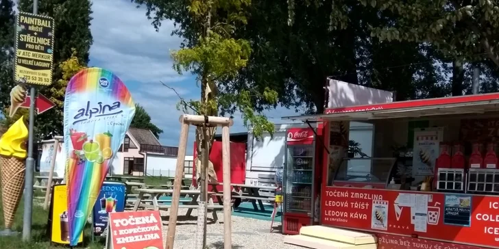 Ledová tříšť s růžovým vínem na břehu Nových Mlýnů: 1 a 4 mrazivé nápoje