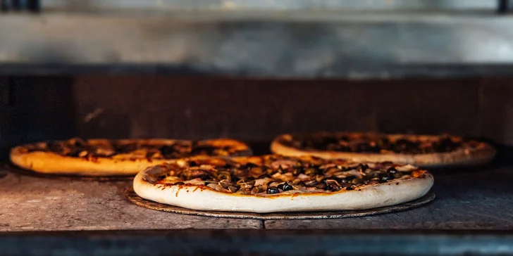 Jedna nebo dvě pizzy dle výběru z Pizza Bombastica: sýrová, šunková i pálivá s jalapeños