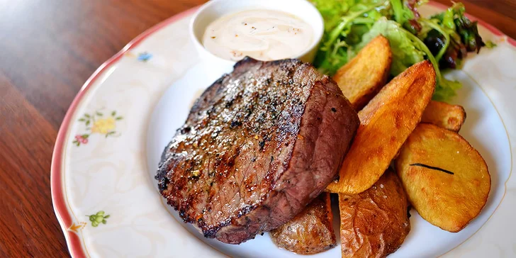 Hostina kousek od Pražského hradu: krevety, panenka, hovězí rumpsteak i sacher a víno