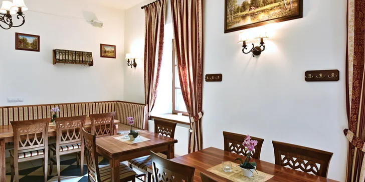 Hostina kousek od Pražského hradu: krevety, panenka, hovězí rumpsteak i sacher a víno