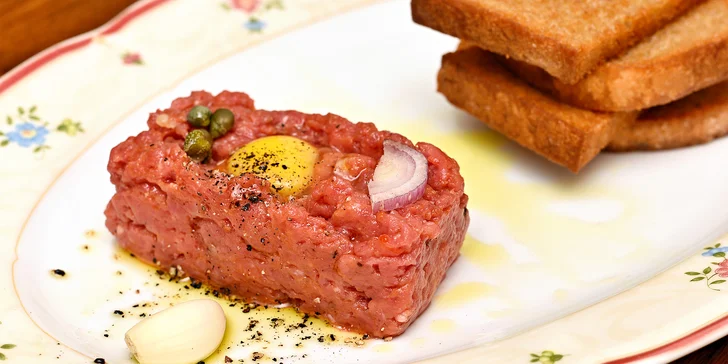 Hostina kousek od Pražského hradu: krevety, panenka, hovězí rumpsteak i sacher a víno