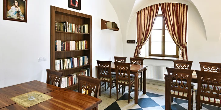 Hostina kousek od Pražského hradu: krevety, panenka, hovězí rumpsteak i sacher a víno