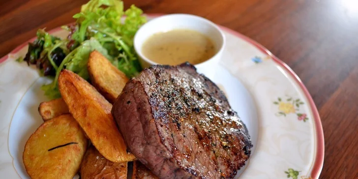 Menu pro 2 se steakem či kachními prsíčky a lahví vína v romantickém zámečku