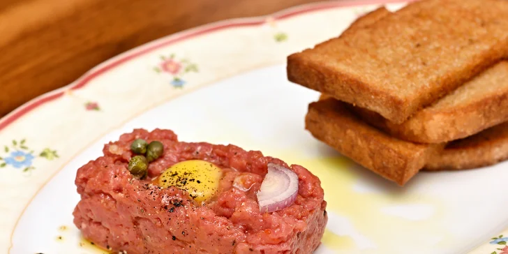 3chodové menu pro dva: telecí tatarák nebo krevety, rumpsteak nebo candát