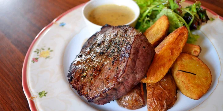 Hostina kousek od Pražského hradu: jelení steak, rumpsteak či panenka s liškami