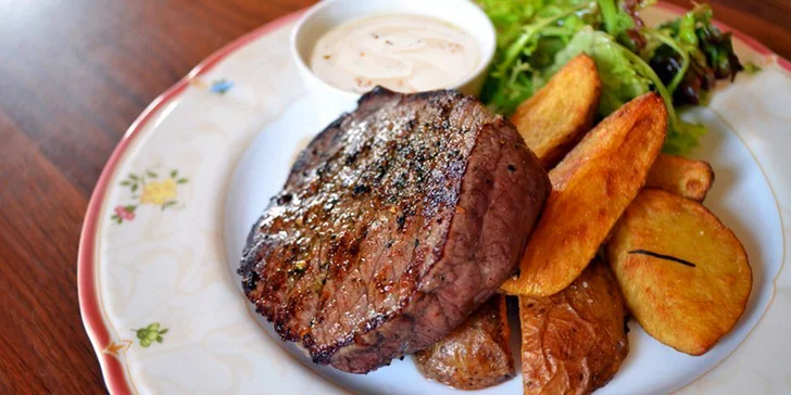 Hostina kousek od Pražského hradu: jelení steak, rumpsteak, panenka nebo grilovaný filet z candáta
