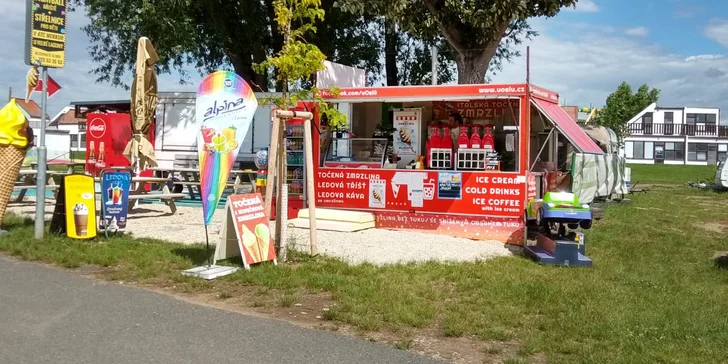 Ledová tříšť s růžovým vínem na břehu Nových Mlýnů: 1 a 4 mrazivé nápoje