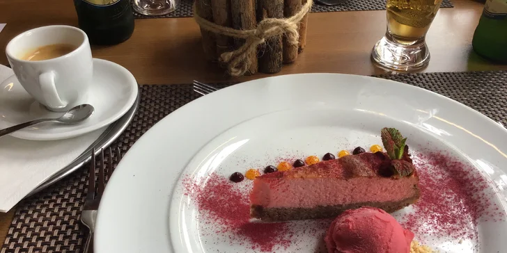 Čtyřchodové menu v Lovecké Chatě na Hluboké pro dva: hřbet z muflona, kulajda i bažantí roláda a cheesecake