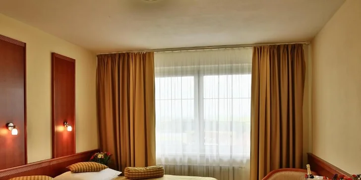 4* hotel ve stylu první republiky: pobyt se snídaní v pokoji či luxusním apartmá v centru Prahy