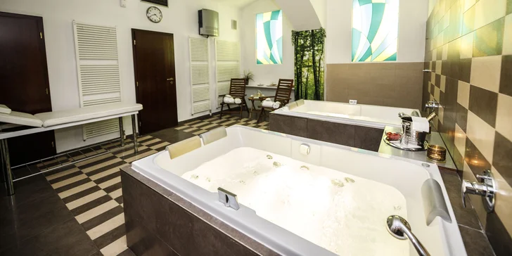 Pobyt ve 4* hotelu v centru Prahy: strava, okružní jízda městem i možnost privátního wellness