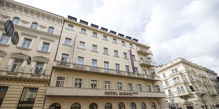 Pobyt v luxusním 4* hotelu u Václavského náměstí: strava, projižďka městem i privátní wellness