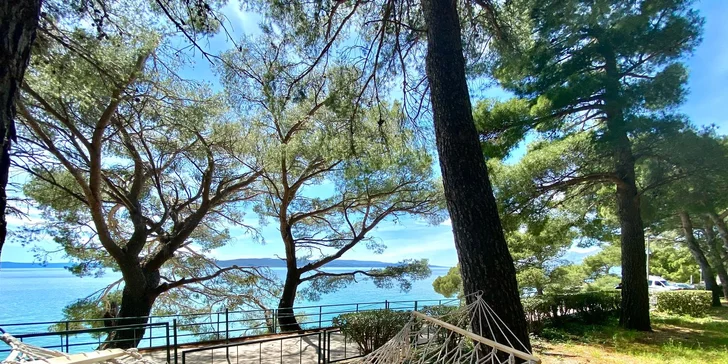 Bungalov s terasou a polopenze v rodinném resortu u centra Baška Voda: hřiště, dětská herna i animace