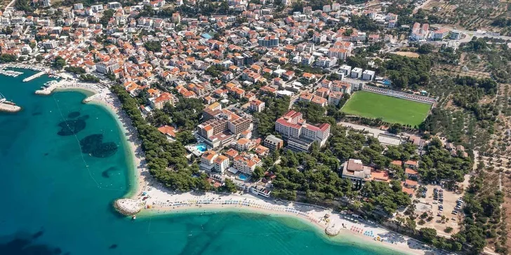 Bungalov s terasou a polopenze v rodinném resortu u centra Baška Voda: hřiště, dětská herna i animace