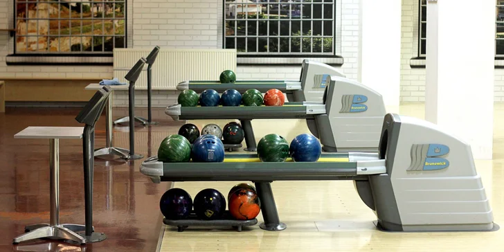 Zábava až pro 5 osob: 1 hodina bowlingu na profesionální dráze a k tomu třeba i 1 kg žeber