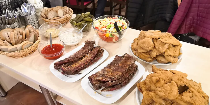 Zábava až pro 5 osob: 1 hodina bowlingu na profesionální dráze a k tomu třeba i 1 kg žeber