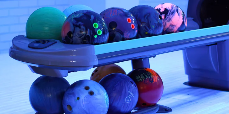 Zábava až pro 5 osob: 1 hodina bowlingu na profesionální dráze a k tomu třeba i 1 kg žeber