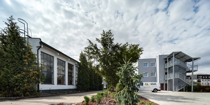 Hotel v bývalé továrně ve Vlašimi: snídaně, polopenze a bowling či wellness