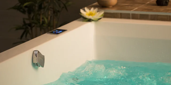 Romantický odpočinek v privátním wellness pro 2 osoby: finská sauna i hydromasážní vířivka