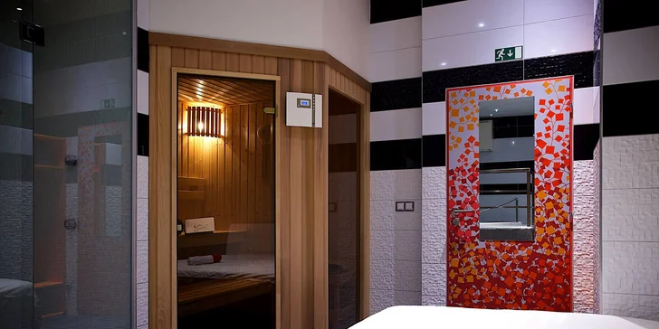 2 hodiny v soukromé VIP wellness zóně pro pár: vířivka, finská sauna i láhev sektu