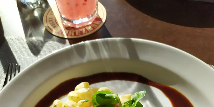 Tříchodové menu pro dva: carpaccio, panenka v prosciuttu a crème brûlée