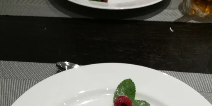Tříchodové menu pro dva: carpaccio, panenka v prosciuttu a crème brûlée