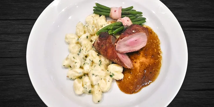 Tříchodové menu pro dva: carpaccio, panenka v prosciuttu a crème brûlée