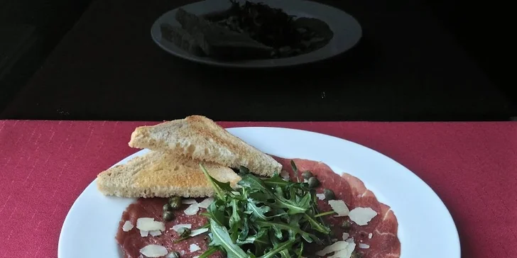 3chodové menu pro dva: carpaccio, panenka v prosciuttu a crème brûlée