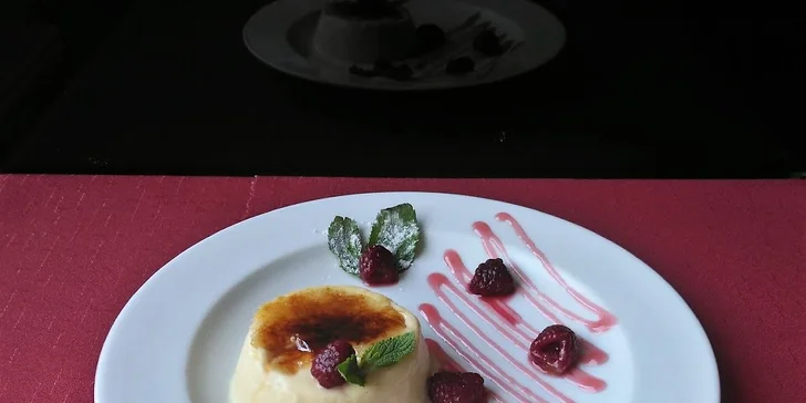 3chodové menu pro dva: carpaccio, panenka v prosciuttu a crème brûlée