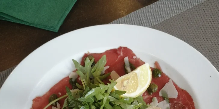 Tříchodové menu pro dva: carpaccio, panenka v prosciuttu a crème brûlée