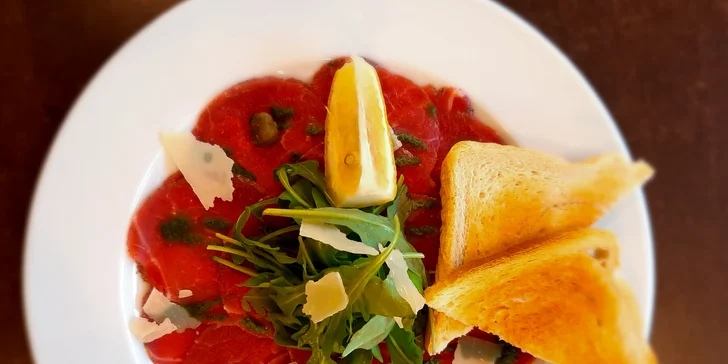 4chodové menu v restauraci s krásným výhledem: carpaccio, vývar, kachní prso a fondant