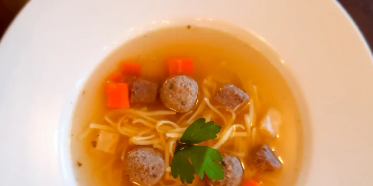 4chodové menu v restauraci s krásným výhledem: carpaccio, vývar, kachní prso a fondant