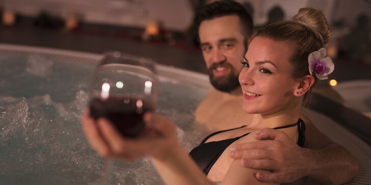 Až 115 minut něžného soukromí: vířivka, sauna i 2 skleničky vína