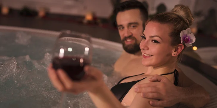 Až 115 minut něžného soukromí: vířivka, sauna i 2 skleničky vína