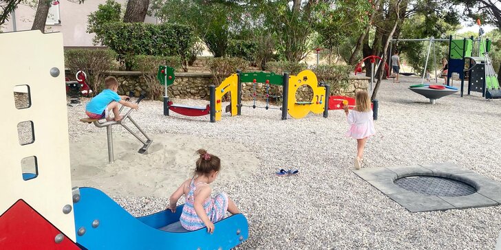 Bungalov s terasou a polopenze v rodinném resortu u centra Baška Voda: hřiště, dětská herna i animace